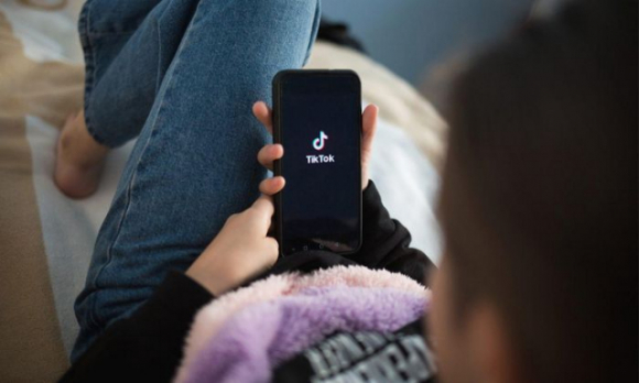 1 Sau My Den Luot Chau Au Dua Tiktok Vao Tam Ngam