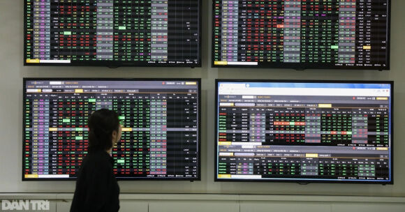 1 Moi Phut Dan Viet Mua 1 O To Gia Co Phieu Cac Hang Xe Dang Ra Sao