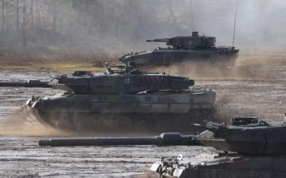 1 Nguyen Nhan Phuong Tay Tranh Cai Ve Vien Tro Xe Tang Hien Dai Cho Ukraine