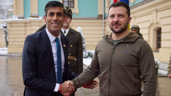 1 Anh Xac Nhan Se Gui Xe Tang Va Phao Cho Ukraine