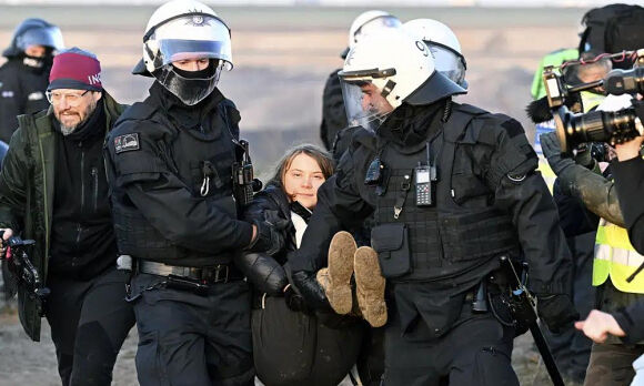 1 Canh Sat Duc Khieng Greta Thunberg Khoi Noi Bieu Tinh