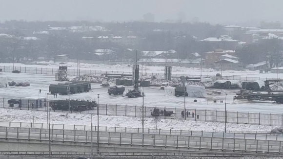 2 Vat The La Xuat Hien Tren Noc Toa Nha Tru So Bo Quoc Phong Nga