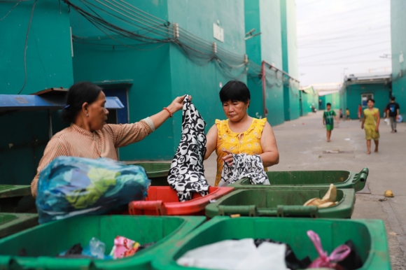 11 Can Tien Lai Mat Viec Lao Dong Ngheo Boi Rac Kiem Thuc An Quan Ao Moi Don Tet