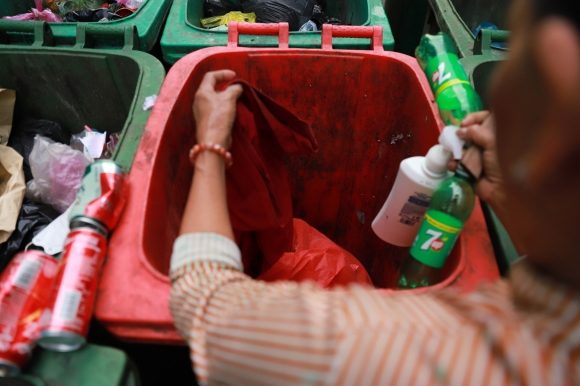 12 Can Tien Lai Mat Viec Lao Dong Ngheo Boi Rac Kiem Thuc An Quan Ao Moi Don Tet