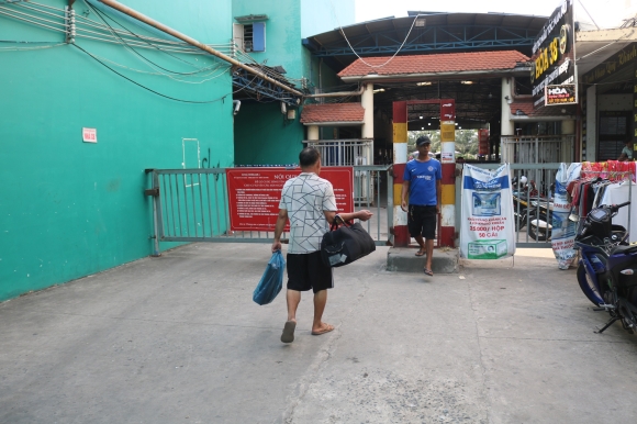 13 Can Tien Lai Mat Viec Lao Dong Ngheo Boi Rac Kiem Thuc An Quan Ao Moi Don Tet