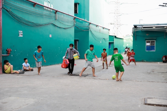 14 Can Tien Lai Mat Viec Lao Dong Ngheo Boi Rac Kiem Thuc An Quan Ao Moi Don Tet