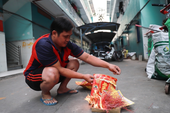 17 Can Tien Lai Mat Viec Lao Dong Ngheo Boi Rac Kiem Thuc An Quan Ao Moi Don Tet