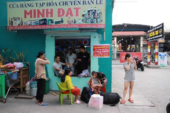 18 Can Tien Lai Mat Viec Lao Dong Ngheo Boi Rac Kiem Thuc An Quan Ao Moi Don Tet