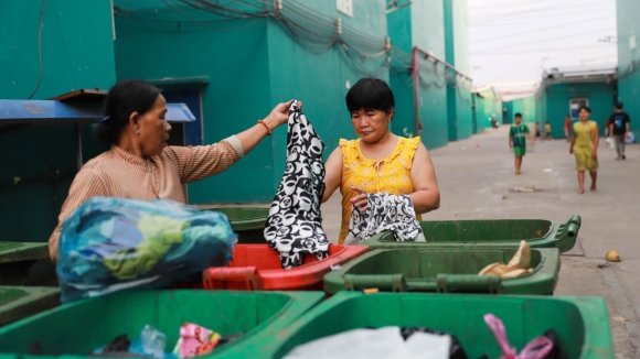 1 Can Tien Lai Mat Viec Lao Dong Ngheo Boi Rac Kiem Thuc An Quan Ao Moi Don Tet