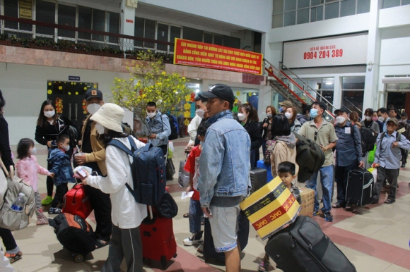 1 Nhung Nguoi Khoi Hanh Muon Se Don Giao Thua Tren Duong Ve Nha