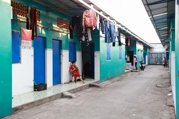 2 Can Tien Lai Mat Viec Lao Dong Ngheo Boi Rac Kiem Thuc An Quan Ao Moi Don Tet