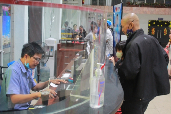 2 Nhung Nguoi Khoi Hanh Muon Se Don Giao Thua Tren Duong Ve Nha