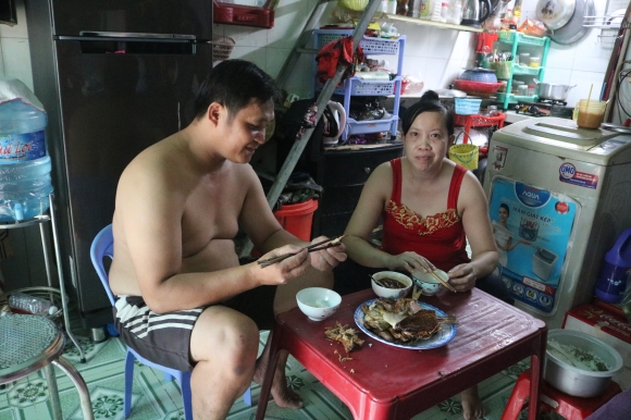 3 Can Tien Lai Mat Viec Lao Dong Ngheo Boi Rac Kiem Thuc An Quan Ao Moi Don Tet