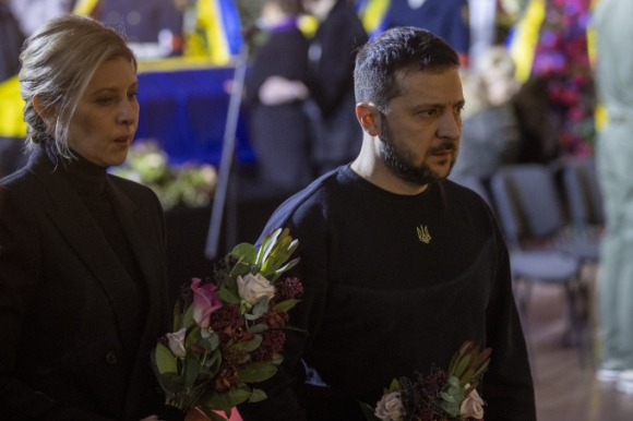 1 Tong Thong Ukraine Khoc Trong Le Tuong Niem Nan Nhan Vu Roi Truc Thang