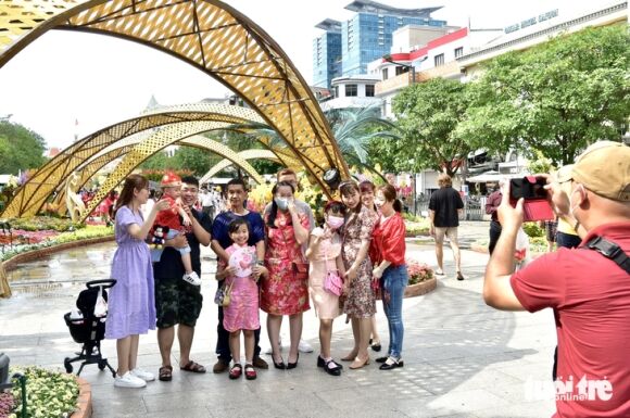 3 Nang Dep Nguoi Dan Tphcm Di Duong Hoa Di Chua Cau An