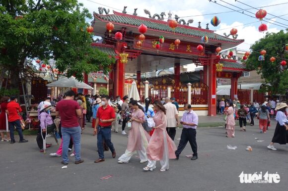 4 Nang Dep Nguoi Dan Tphcm Di Duong Hoa Di Chua Cau An