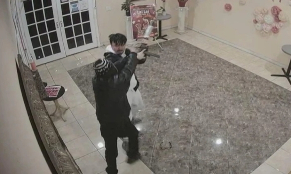 1 Khoanh Khac Lap Trinh Vien Tuoc Vu Khi Cua Nghi Pham Xa Sung O California