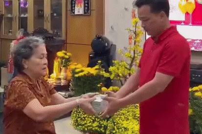 1 Me 75 Tuoi Li Xi Con Trai 25 Ty Dong Gay Tranh Cai