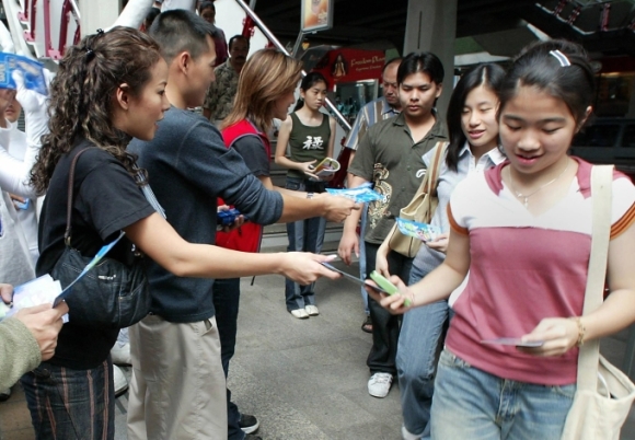 1 Thai Lan Phat Mien Phi 95 Trieu Bao Cao Su Truoc Le Tinh Nhan