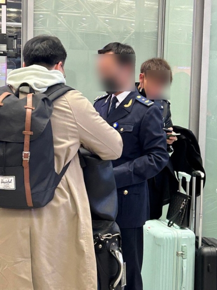 2 Tong Cuc Hai Quan Len Tieng Vu Can Bo Bi To Len May Bay Yeu Cau Khach Xoa Bai Dang Facebook