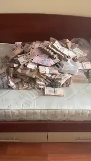 2 Phat Hien 1 Trieu Usd Giau Duoi Sofa O Nha Cuu Thu Truong Ukraine