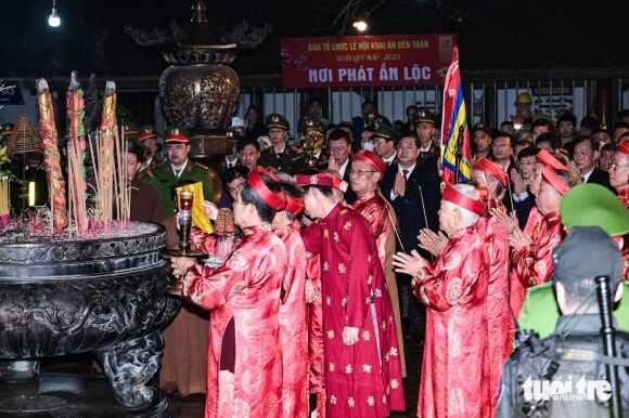 8 Canh Sat Vay Kin Bao Ve Kieu An Den Tran