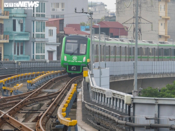 2 Tau Cat Linh Ha Dong Dot Ngot Dung Giua Duong Hanh Khach Phai Di Xe Buyt Ve Ga