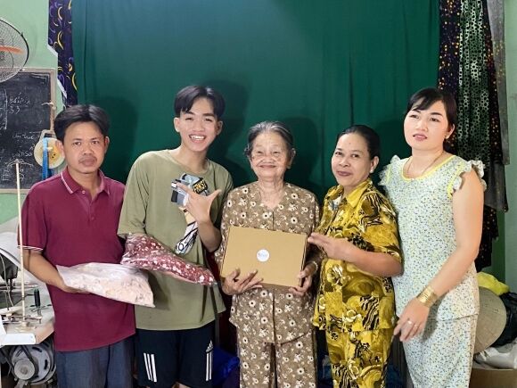 "Nổ đơn" liên tục nhờ rủ bà nội 87 tuổi làm mẫu ảnh bán hàng online