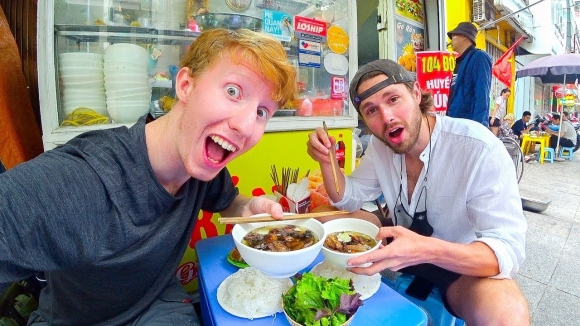 Khách Mỹ "ấm lòng" được cư xử thân tình như người nhà nhờ giỏi tiếng Việt