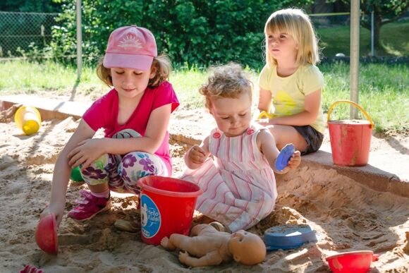 Phương pháp dạy con "không giống ai" nhưng hiệu quả vô cùng của 1 quốc gia: Con bắt đầu đi học, cả nhà mở tiệc ăn mừng