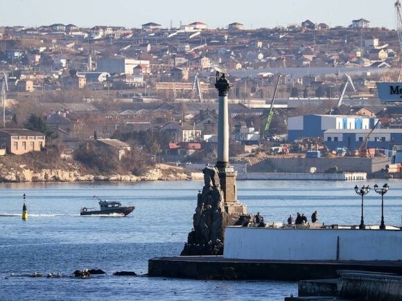 1 Nga Ngan Chan Am Muu Tan Cong May Bay Khong Nguoi Lai Quy Mo Lon Vao Crimea