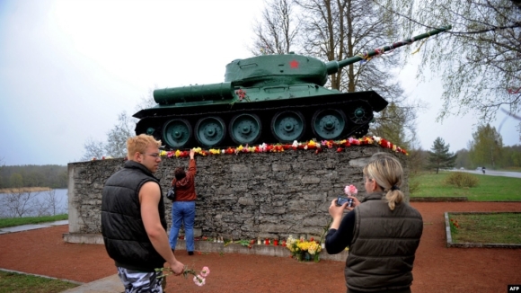 1 Estonia Do Bo Cac Tuong Dai Ky Niem Thoi Lien Xo Cam Cong Dan Nga Nhap Canh