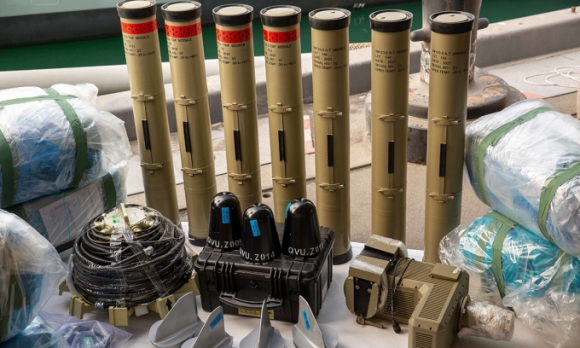 1 Hai Quan Anh My Phoi Hop Chan Bat Thuyen Cho Ten Lua Iran