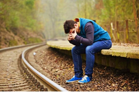 Vô tình làm rơi điện thoại, chồng phát hiện vợ ngoại tình