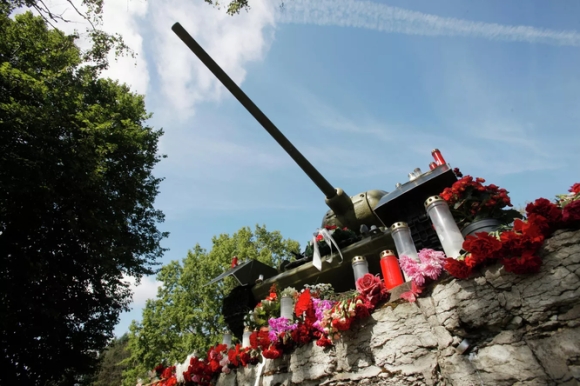 4 Estonia Do Bo Cac Tuong Dai Ky Niem Thoi Lien Xo Cam Cong Dan Nga Nhap Canh