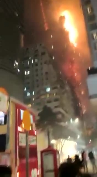 2 Nhan Chung Ke Khoanh Khac Toa Nha Choc Troi Hong Kong Chay Nhu Ngon Duoc