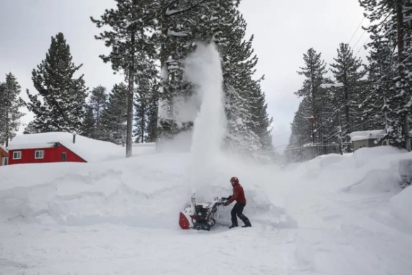 6 Nguoi Dan California Keu Cuu Giua Bao Tuyet Tan Khoc