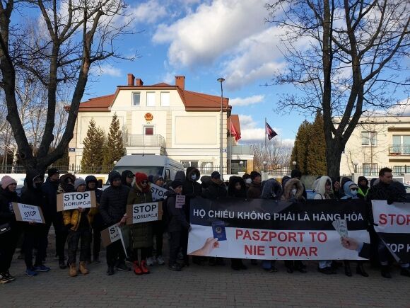 1 Nguoi Viet O Ba Lan Bieu Tinh Dung Nguyen Ly Cach Mang