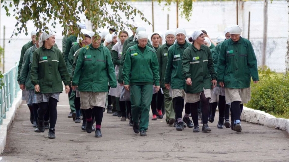 1 Do Thieu Dan Ong   Putin Bat Dau Gui Tu Nhan Nu Ra Chien Truong