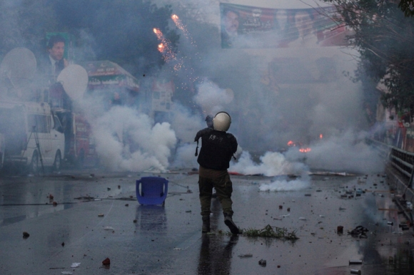 1 Dung Do Du Doi Khi Canh Sat Pakistan Tim Cach Bat Cuu Thu Tuong Imran Khan