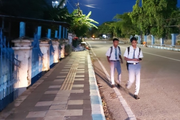 1 Thanh Pho Indonesia Buoc Hoc Sinh Vao Lop Luc To Mo Sang