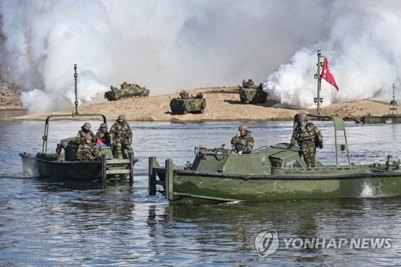 2 Quan Doi My   Han Tap Tran Vuot Song Gan Bien Gioi Voi Trieu Tien