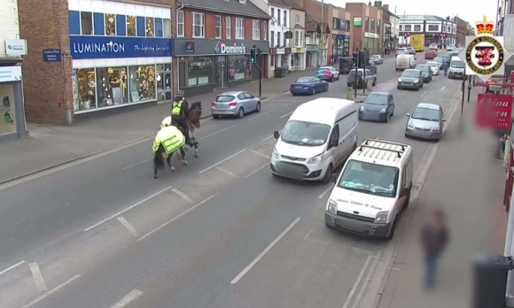 2 Canh Sat Anh Cuoi Ngua Truy Duoi Nguoi Vi Pham Giao Thong