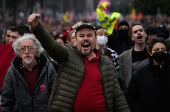 2 Ong Macron Vuot Quyen Quoc Hoi Phe Chuan Luat Tang Tuoi Huu