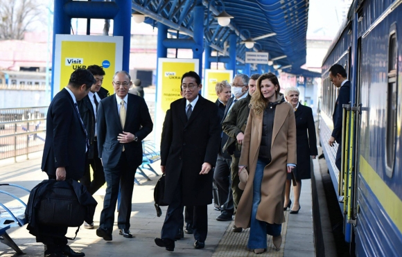 1 Thu Tuong Nhat Ban Fumio Kishida Bat Ngo Tham Ukraine