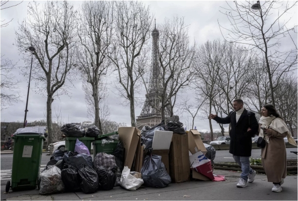 2 Rac Thai O Paris Tro Thanh Bieu Tuong Cua Bieu Tinh