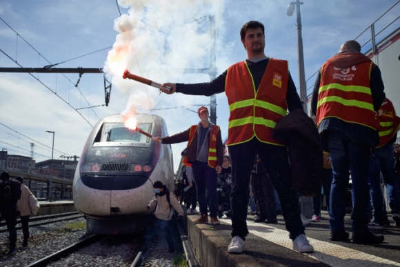 2 Ong Macron Khong Hoi Tiec Ve Luat Nang Tuoi Huu