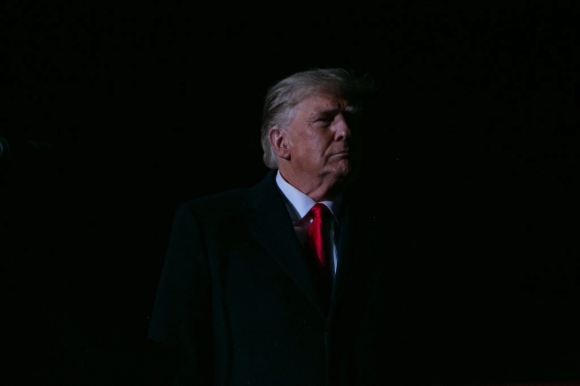 1 Ly Do Ong Trump Muon Bi Cong Tay Khi Ra Toa