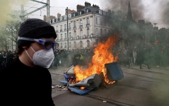1 San Bay Truong Hoc Nha May Loc Dau Tai Phap Dinh Tre Do Bieu Tinh