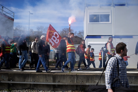 2 Hon Trieu Nguoi Phap Bieu Tinh Phan Doi Tang Tuoi Huu